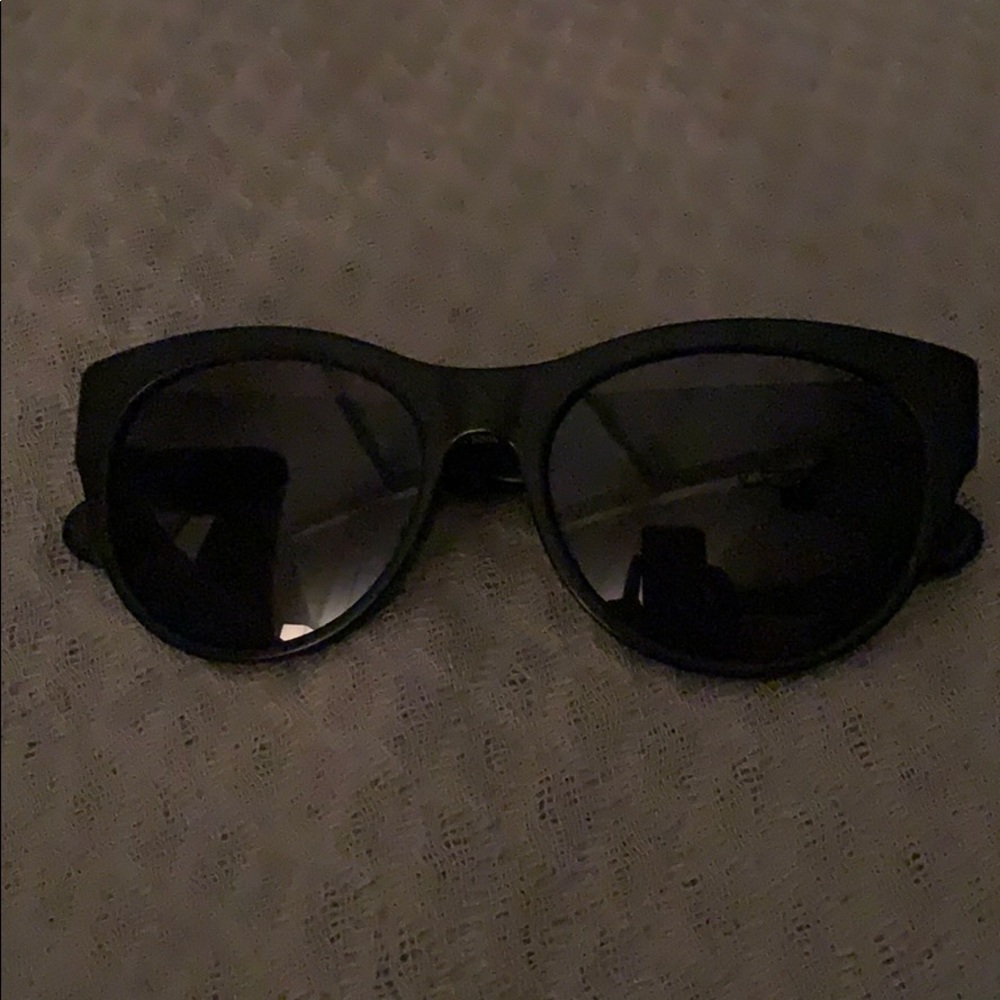 Oliver Peoples Sunglasses. Mande style.